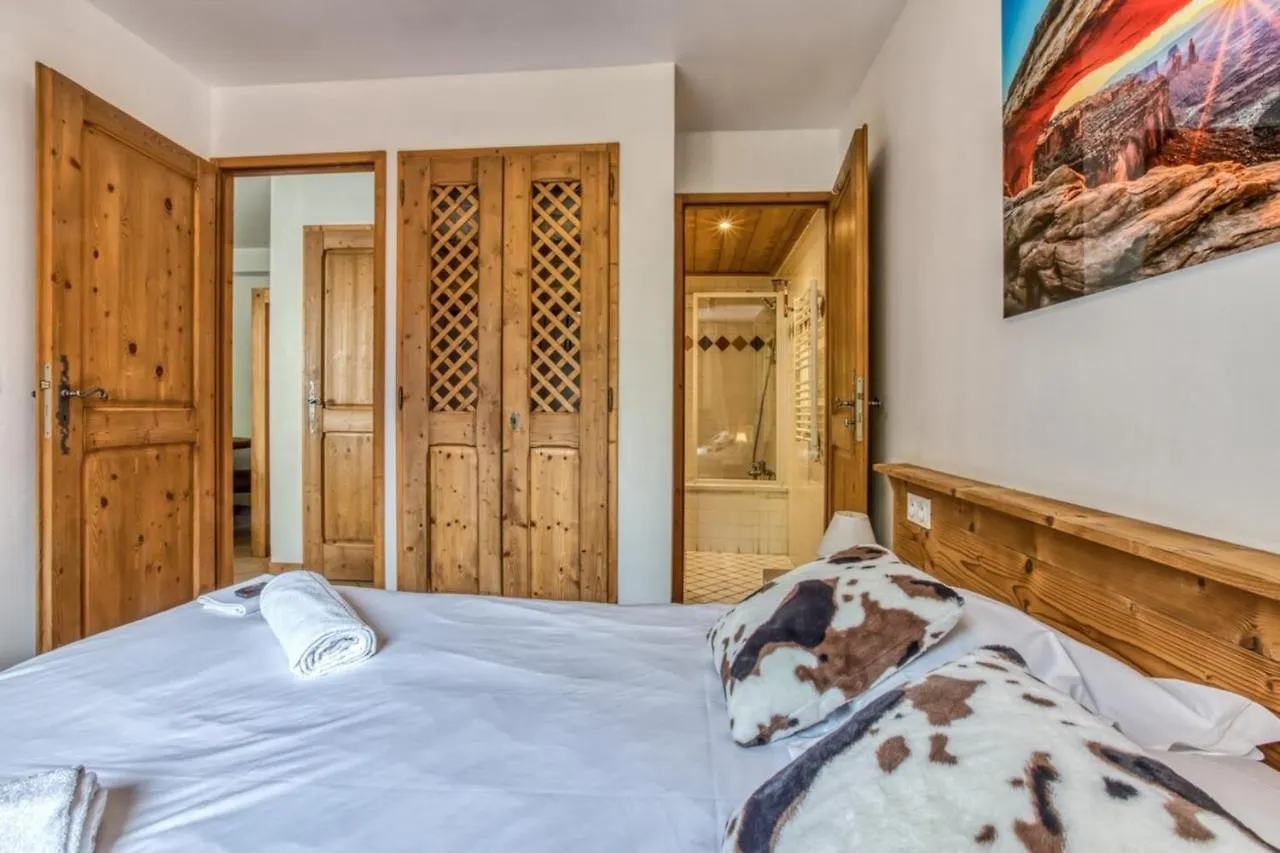 Villa Vallet- Newly Renovated 2 Bedroom Nestled Just Off The Main Street Chamonix 0*,  France